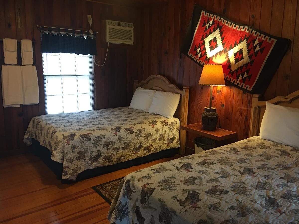 Twin Elm Guest Ranch And 2E Rv Resort Bandera Exterior photo