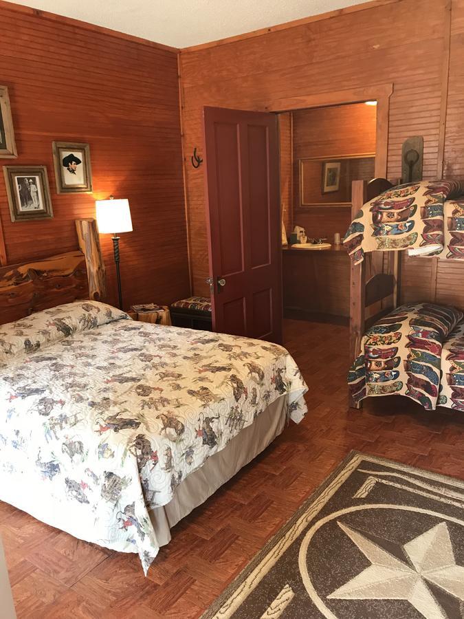 Twin Elm Guest Ranch And 2E Rv Resort Bandera Exterior photo