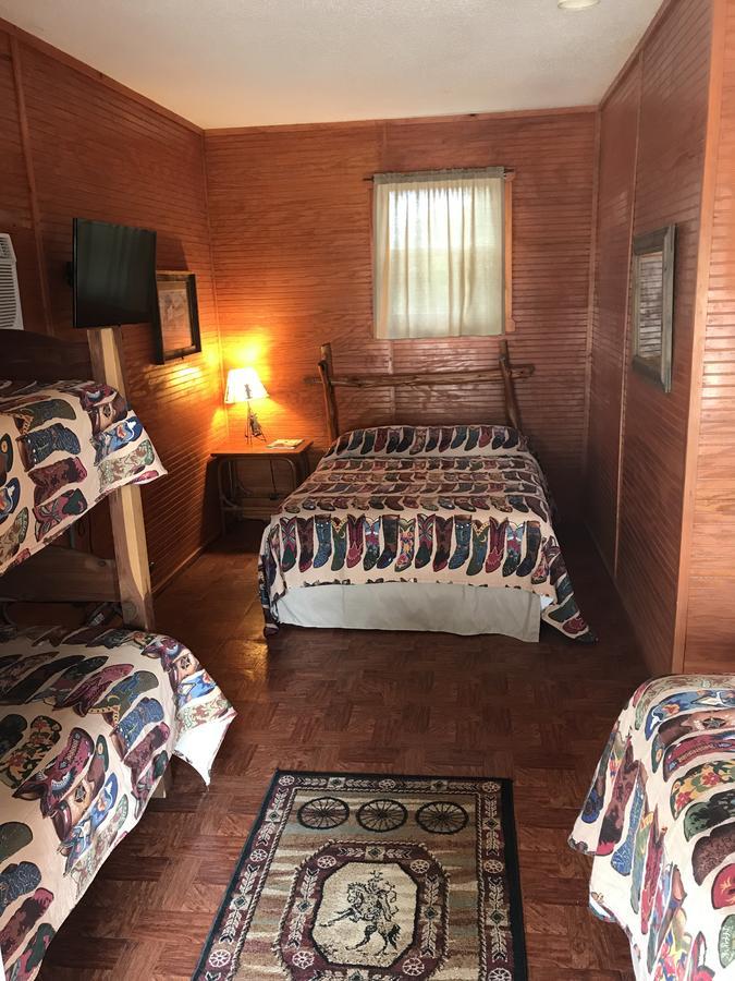 Twin Elm Guest Ranch And 2E Rv Resort Bandera Exterior photo