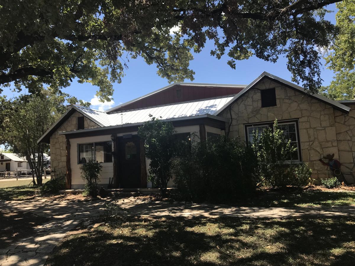 Twin Elm Guest Ranch And 2E Rv Resort Bandera Exterior photo