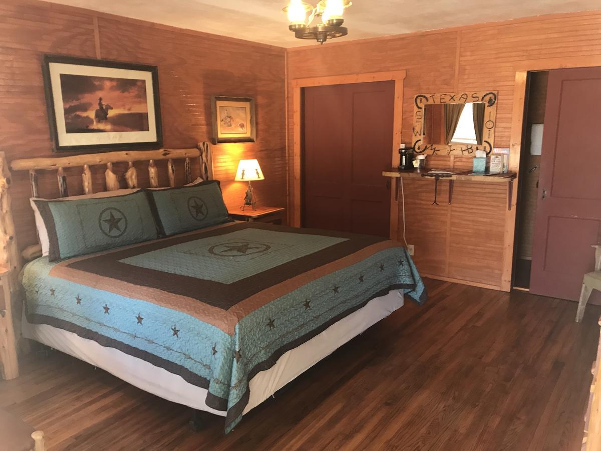 Twin Elm Guest Ranch And 2E Rv Resort Bandera Exterior photo