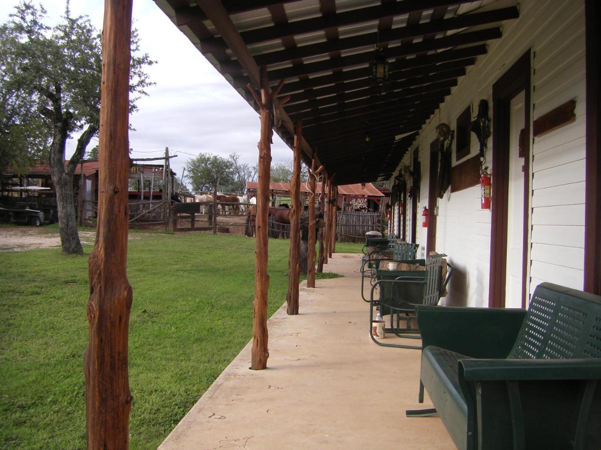 Twin Elm Guest Ranch And 2E Rv Resort Bandera Exterior photo